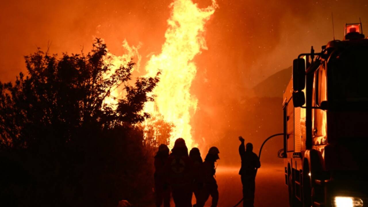 In Patras kämpfen die Einsatzkräfte seit Tagen gegen die Flammen 