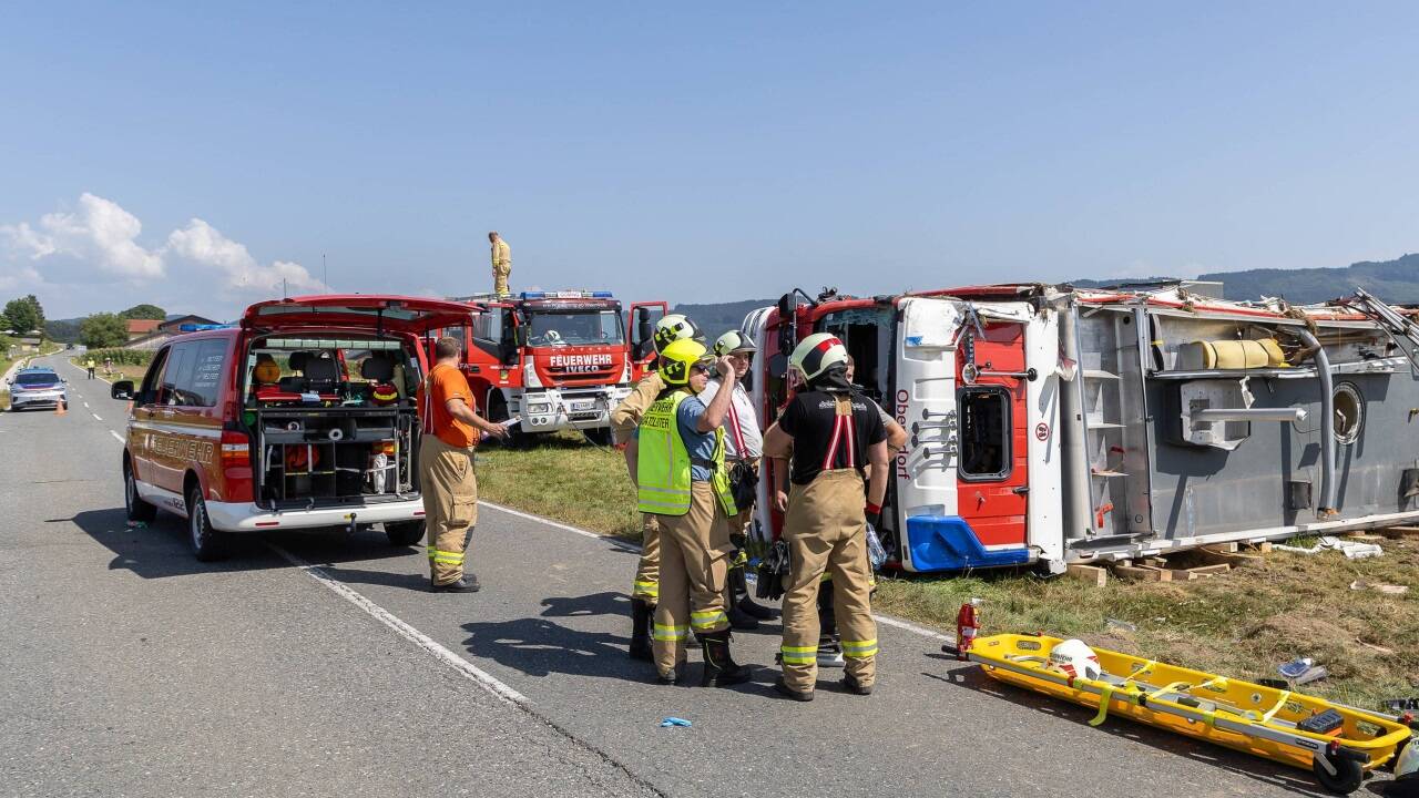 Bilder vom Einsatzort zeigen das verunglückte Fahrzeug. 