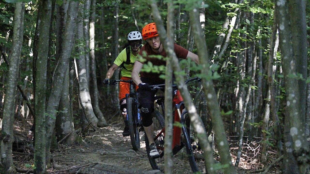 Der ASKÖ-Trail auf dem Heuberg in Koppl ist derzeit der einzige im Zentralraum. Er wurde mit möglichst wenig Eingriffen in die Landschaft gebaut und ist daher nur für sehr geübte Fahrer geeignet – im Bild die Teilnehmer des Afterworkrides des Vereins Mountainbike Salzburg. Der ASKÖ-Trail auf dem Heuberg in Koppl ist derzeit der einzige im Zentralraum. Er wurde mit möglichst wenig Eingriffen in die Landschaft gebaut und ist daher nur für sehr geübte Fahrer geeignet – im Bild die Teilnehmer des Afterworkrides des Vereins Mountainbike Salzburg.