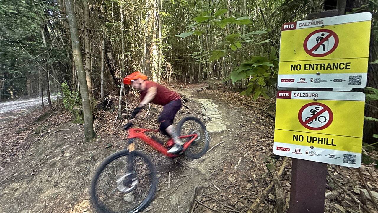 Der ASKÖ-Trail auf dem Heuberg in Koppl ist derzeit der einzige im Zentralraum. Er wurde mit möglichst wenig Eingriffen in die Landschaft gebaut und ist daher nur für sehr geübte Fahrer geeignet – im Bild Teilnehmer des Afterworkrides des Vereins Mountainbike Salzburg. Der ASKÖ-Trail auf dem Heuberg in Koppl ist derzeit der einzige im Zentralraum. Er wurde mit möglichst wenig Eingriffen in die Landschaft gebaut und ist daher nur für sehr geübte Fahrer geeignet – im Bild Teilnehmer des Afterworkrides des Vereins Mountainbike Salzburg.