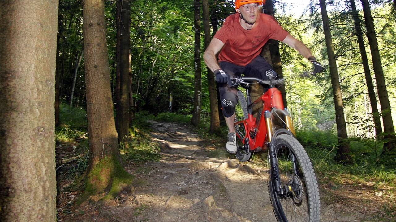 Der ASKÖ-Trail auf dem Heuberg in Koppl ist derzeit der einzige im Zentralraum. Er wurde mit möglichst wenig Eingriffen in die Landschaft gebaut und ist daher nur für sehr geübte Fahrer geeignet – im Bild Teilnehmer des Afterworkrides des Vereins Mountainbike Salzburg. Der ASKÖ-Trail auf dem Heuberg in Koppl ist derzeit der einzige im Zentralraum. Er wurde mit möglichst wenig Eingriffen in die Landschaft gebaut und ist daher nur für sehr geübte Fahrer geeignet – im Bild Teilnehmer des Afterworkrides des Vereins Mountainbike Salzburg.