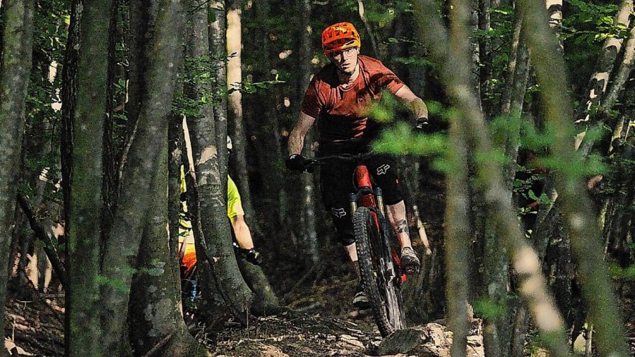 Der ASKÖ-Trail auf dem Heuberg in Koppl ist derzeit der einzige im Zentralraum. Er wurde mit möglichst wenig Eingriffen in die Landschaft gebaut und ist daher nur für sehr geübte Fahrer geeignet – im Bild Teilnehmer des Afterworkrides des Vereins Mountainbike Salzburg. Der ASKÖ-Trail auf dem Heuberg in Koppl ist derzeit der einzige im Zentralraum. Er wurde mit möglichst wenig Eingriffen in die Landschaft gebaut und ist daher nur für sehr geübte Fahrer geeignet – im Bild Teilnehmer des Afterworkrides des Vereins Mountainbike Salzburg.