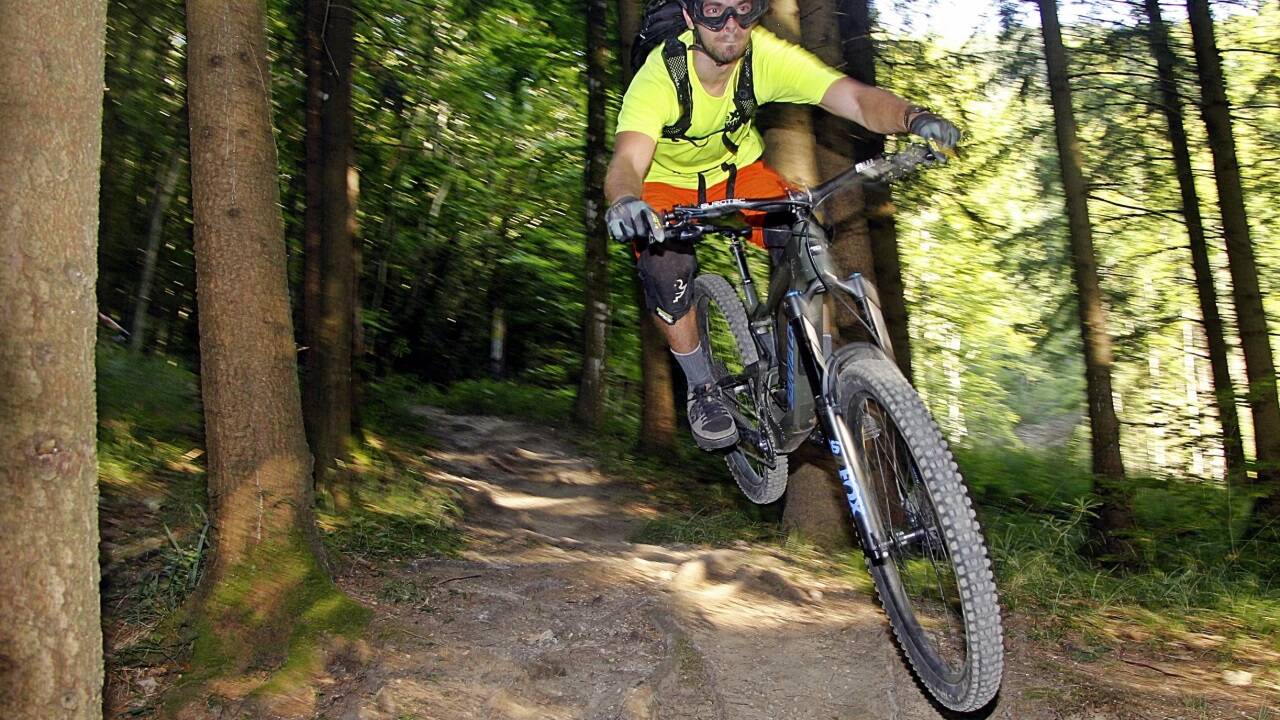 Der ASKÖ-Trail auf dem Heuberg in Koppl ist derzeit der einzige im Zentralraum. Er wurde mit möglichst wenig Eingriffen in die Landschaft gebaut und ist daher nur für sehr geübte Fahrer geeignet – im Bild Teilnehmer des Afterworkrides des Vereins Mountainbike Salzburg. Der ASKÖ-Trail auf dem Heuberg in Koppl ist derzeit der einzige im Zentralraum. Er wurde mit möglichst wenig Eingriffen in die Landschaft gebaut und ist daher nur für sehr geübte Fahrer geeignet – im Bild Teilnehmer des Afterworkrides des Vereins Mountainbike Salzburg.