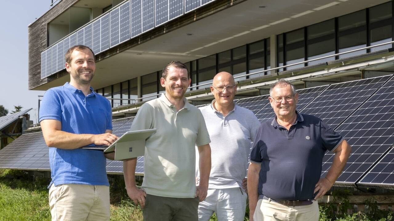 Franz jun. und Sebastian Schweighofer, Herz-Jesu-Direktor Peter Porenta und Franz Schweighofer sen. vor dem Betriebsgebäude der NET GmbH in der Salzburger Moosstraße - das gemeinsam mit dem Wohnhaus der Schweighofers dank viel Software und der hauseigenen Software bereits energieautark ist.  