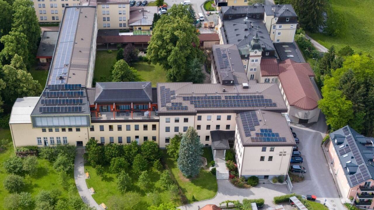 Auch das Schulgelände der Herz-Jesu-Missionare in Salzburg-Liefering ist, zumindestens im Sommer, dank des selbst erzeugten Sonnenstroms bereits autark.  