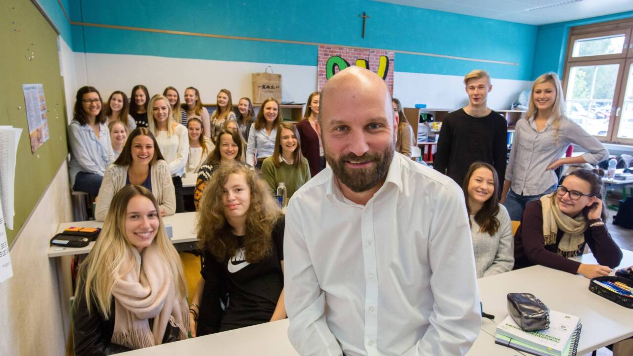 Sie testen die neue Oberstufe schon: Lehrer Sven Bichl mit der 3 K der HLW Neumarkt.  