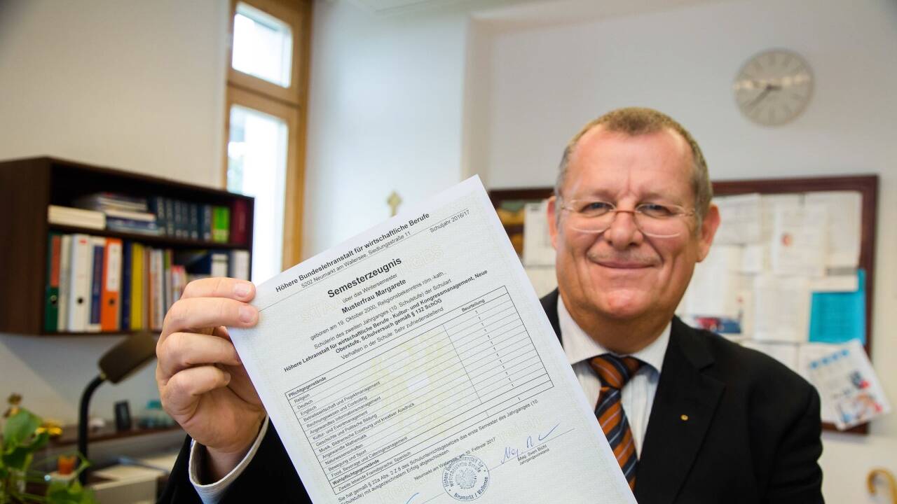 Direktor Norbert Leitinger von der HLW Neumarkt mit einem Semesterzeugnis, das in der NOST die Schulnachricht ersetzt.  