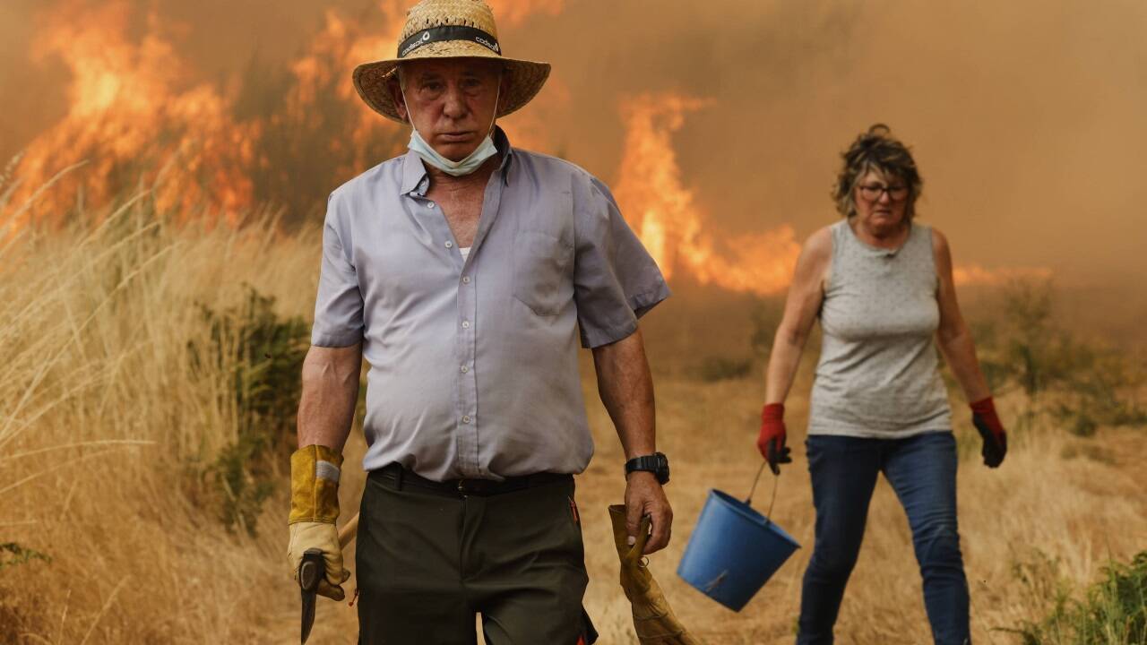 Bewohner von Santa Baia De Montes versuchen mit einfachsten Mitteln ein Feuer zu bekämpfen. Bewohner von Santa Baia De Montes versuchen mit einfachsten Mitteln ein Feuer zu bekämpfen.