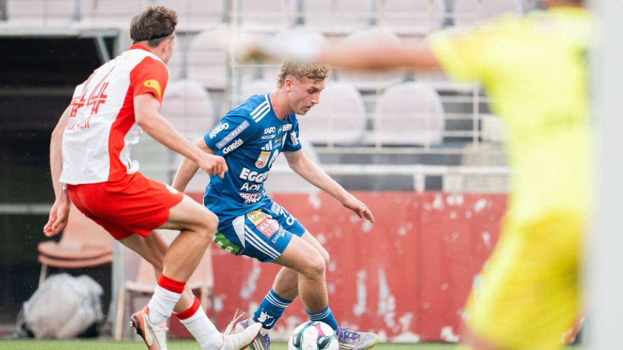 Jed Drew traf zum 1:1, Jannik Schuster (l.) bildete mit Joane Gadou in der zweiten Hälfte eine Salzburger Teenager-Abwehr. 