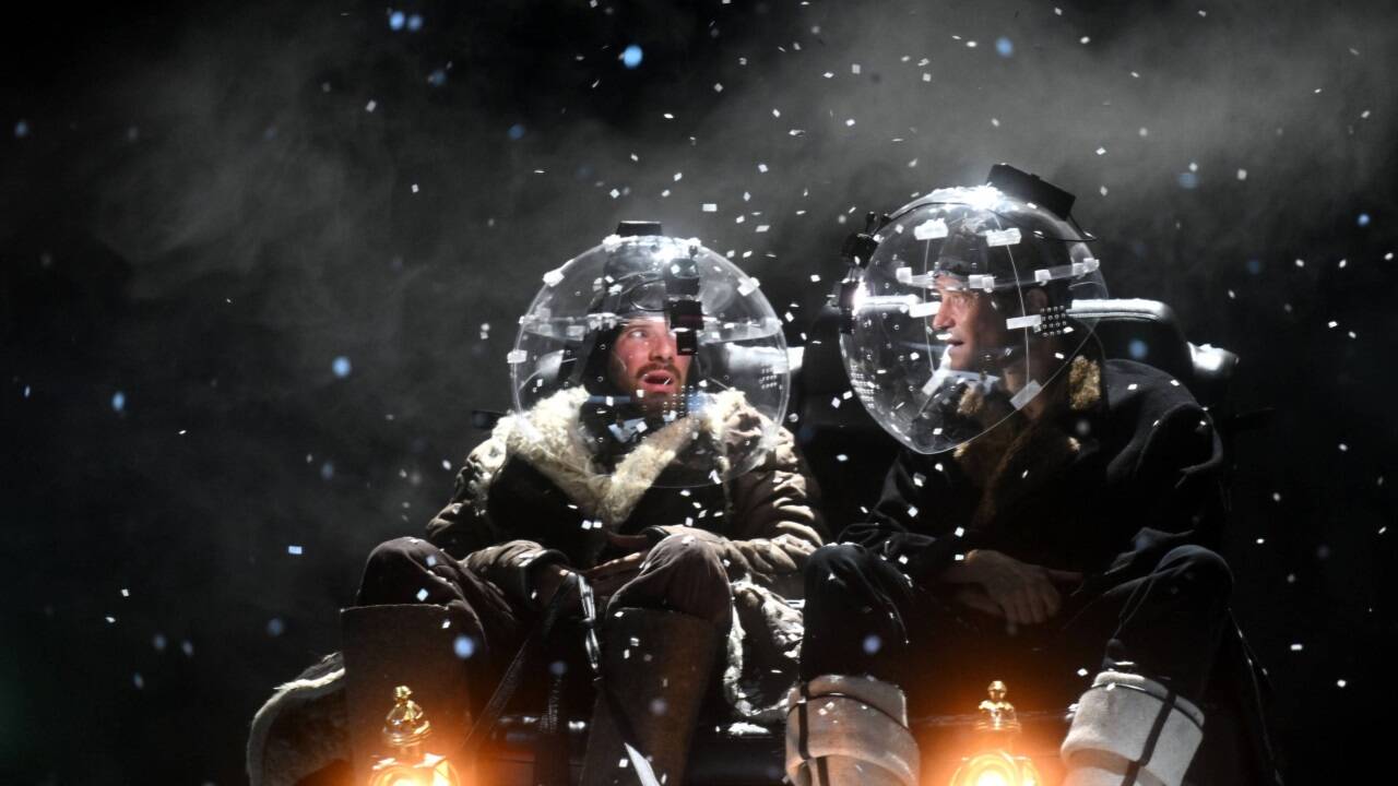 Filipp Avdeev und August Diehl in „Der Schneesturm“ bei den Salzburger Festspielen. 