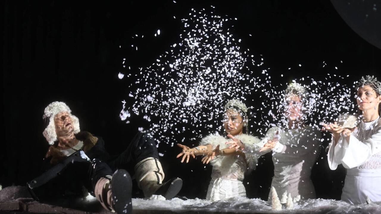 Fotos zu „Der Schneesturm“ bei den Salzburger Festspielen: August Diehl und Ensemble.  