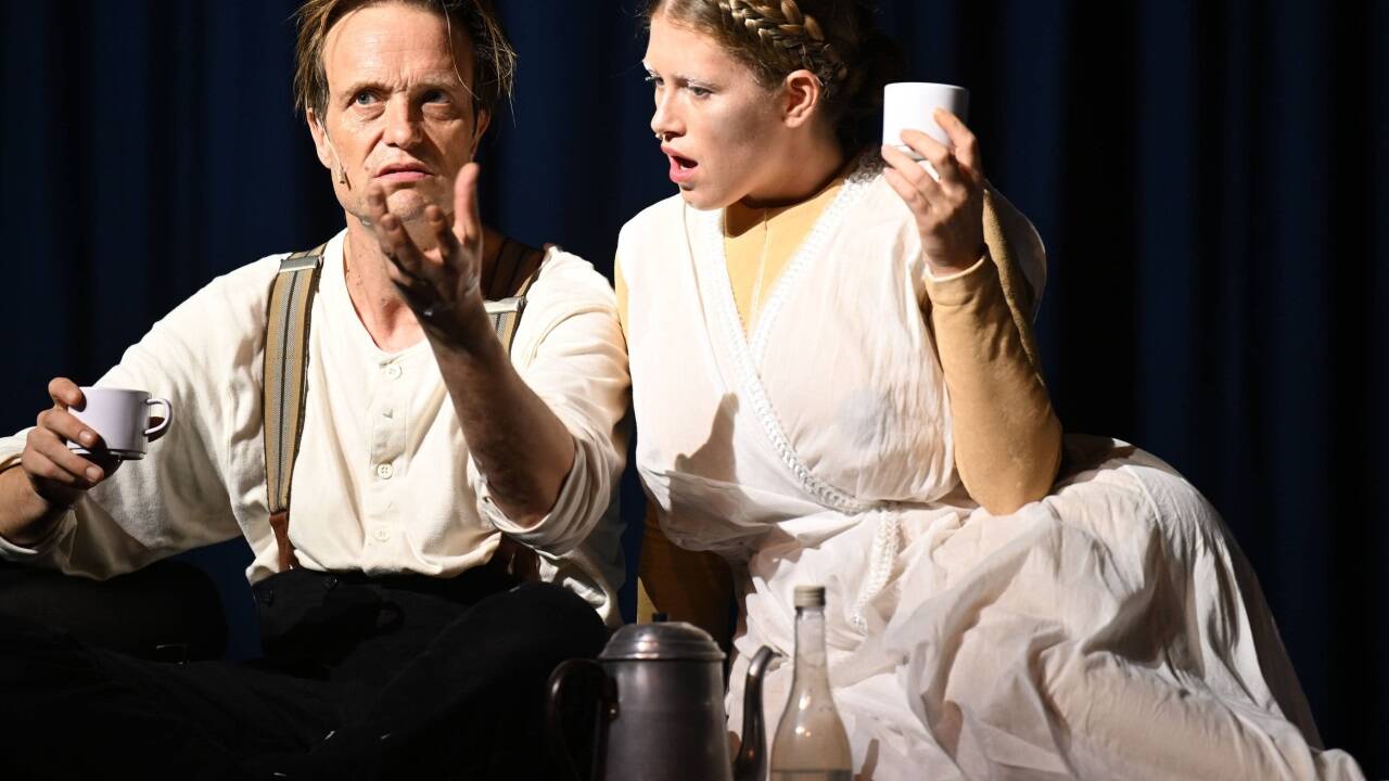 August Diehl und Varvara Shmykova in „Der Schneesturm“ bei den Salzburger Festspielen.  