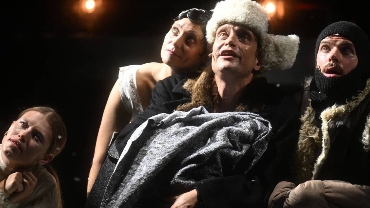 Fotos zu „Der Schneesturm“ bei den Salzburger Festspielen: August Diehl und Ensemble.  