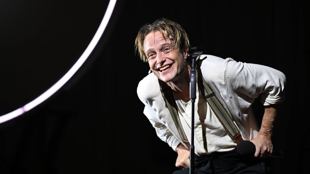 August Diehl ist Dr. Garin in „Der Schneesturm“.  