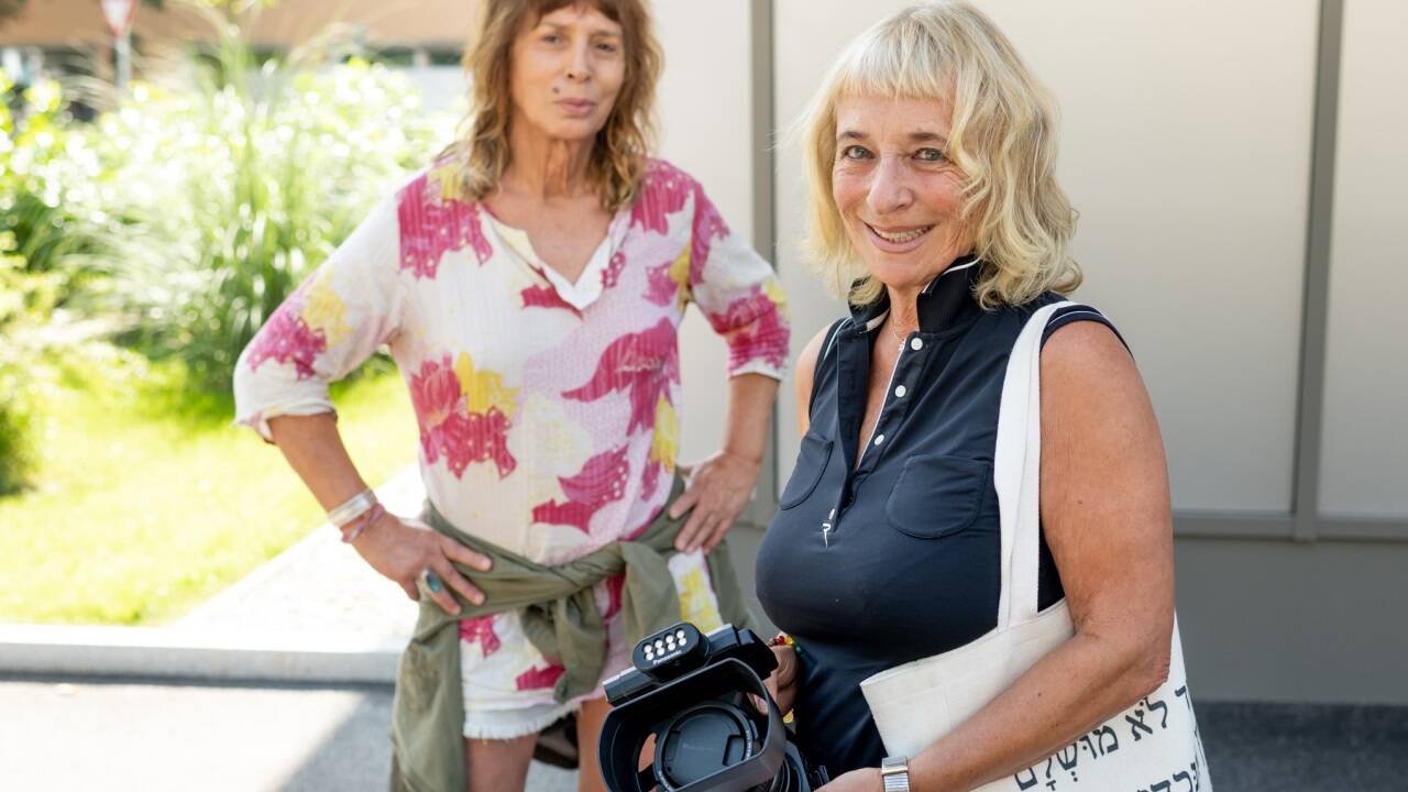 Die Videokünstlerinnen Sina Moser (links im Bild) und Joyce Rohrmoser.  