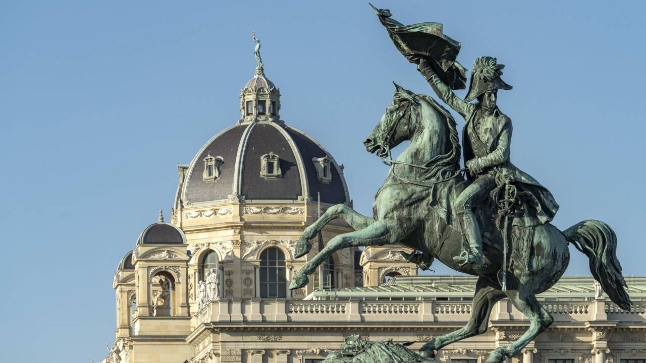 Österreich schmückt seinen öffentlichen Raum gern mit historischen Kriegshelden wie dem Erzherzog Karl. In der Gegenwart gibt man sich lieber der Illusion hin, im ewigen Frieden zu leben. Österreich schmückt seinen öffentlichen Raum gern mit historischen Kriegshelden wie dem Erzherzog Karl. In der Gegenwart gibt man sich lieber der Illusion hin, im ewigen Frieden zu leben.