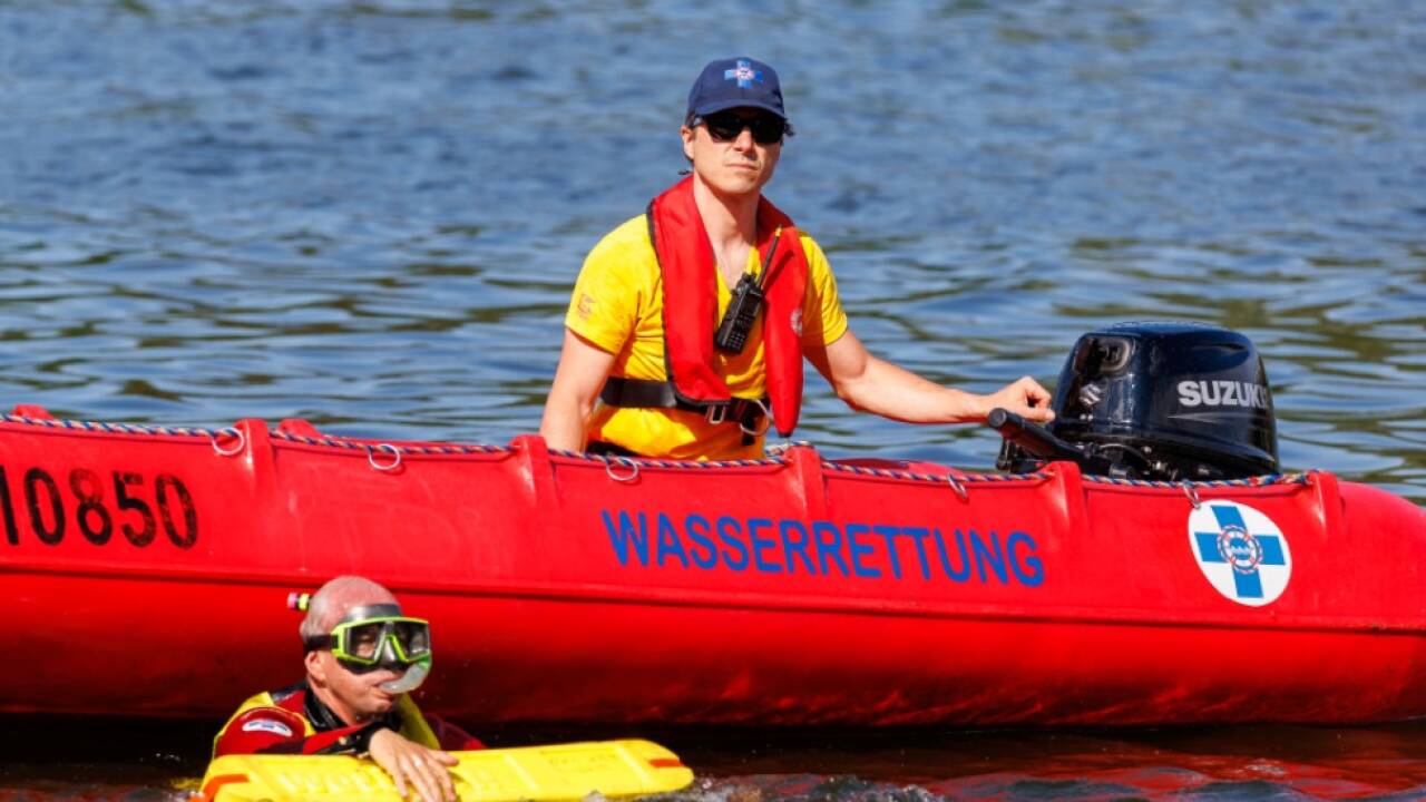 Ein Großaufgebot der Wasserrettung ist im Einsatz (Symboldbild) 