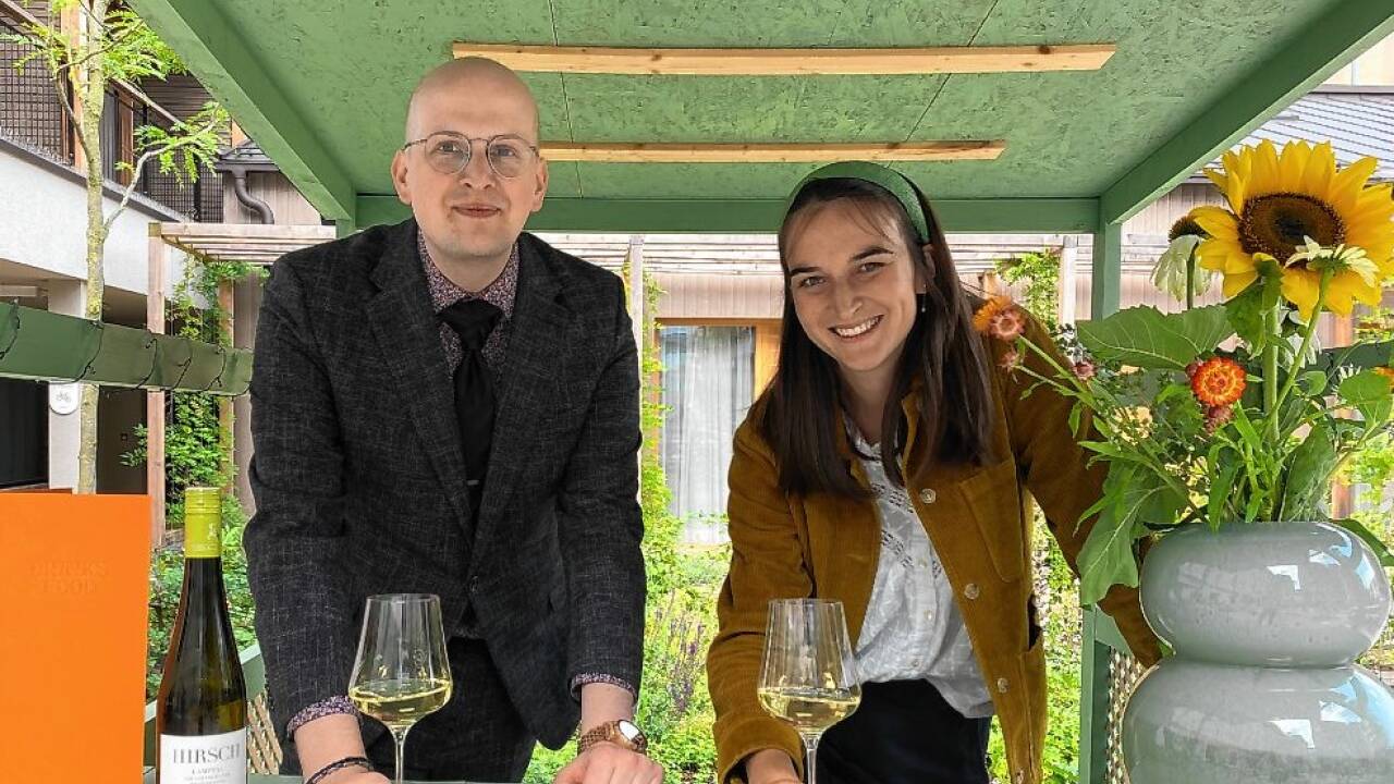 Dominik Schollas und Katharina Richter-Wallmann setzen im Hotel Zum Hirschen jetzt auch auf Bioweine. Dominik Schollas und Katharina Richter-Wallmann setzen im Hotel Zum Hirschen jetzt auch auf Bioweine.