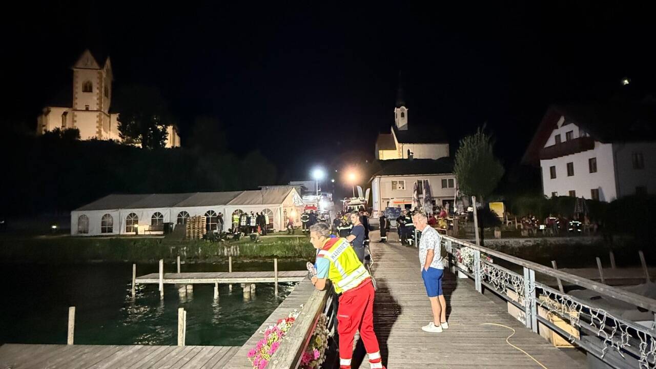 Taucher suchten den Einsatzbereich bis zwei Uhr früh am Sonntag ab. 