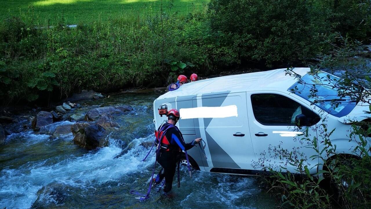 Das Rote Kreuz brachte den Verletzten ins Krankenhaus. Feuerwehr und Wasserrettung bargen das Fahrzeug. 