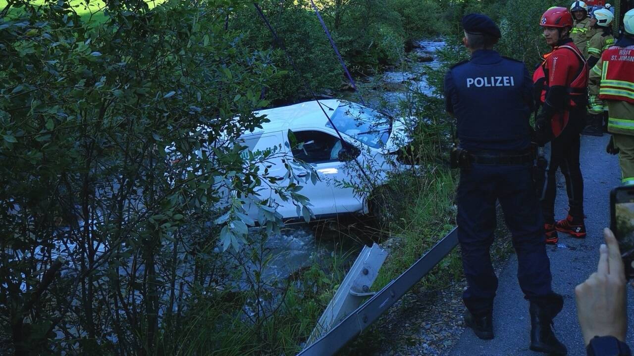 Der schwerbeschädigte E-Klein-Lkw wurde geborgen. 