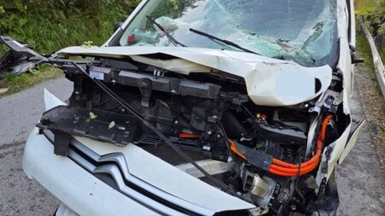 Der schwerbeschädigte E-Klein-Lkw wurde geborgen. 