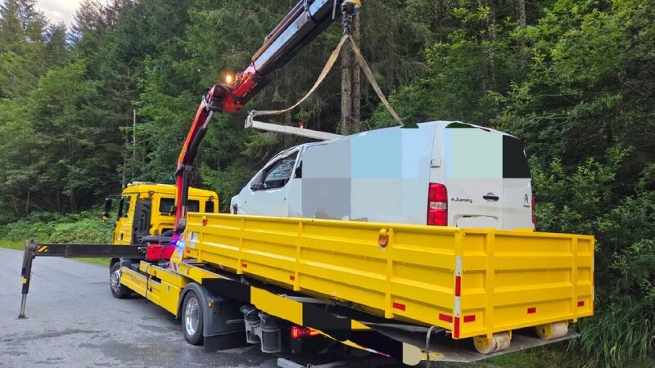 Der schwerbeschädigte E-Klein-Lkw wurde geborgen. 