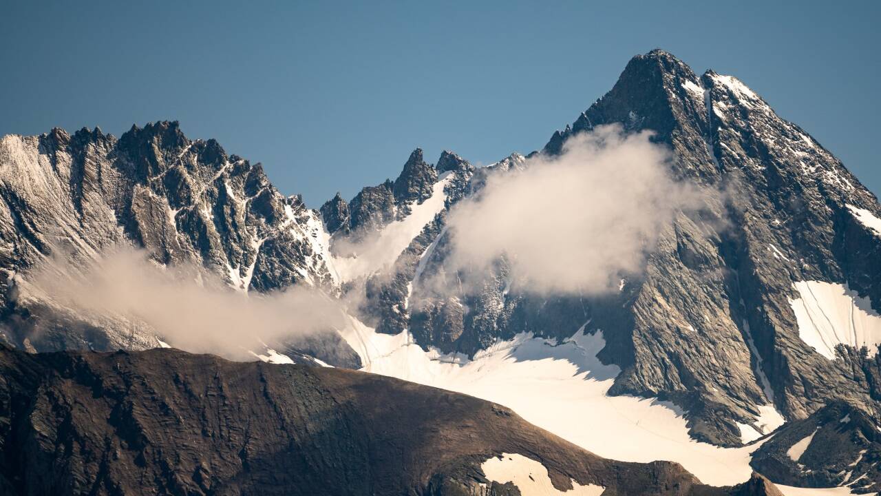 Der 29-Jährige ist im Bereich des sogenannten Teufelshorns (die linke der beiden Felsspitzen in der Bildmitte) mehrere Hundert Meter in die Tiefe gestürzt.  