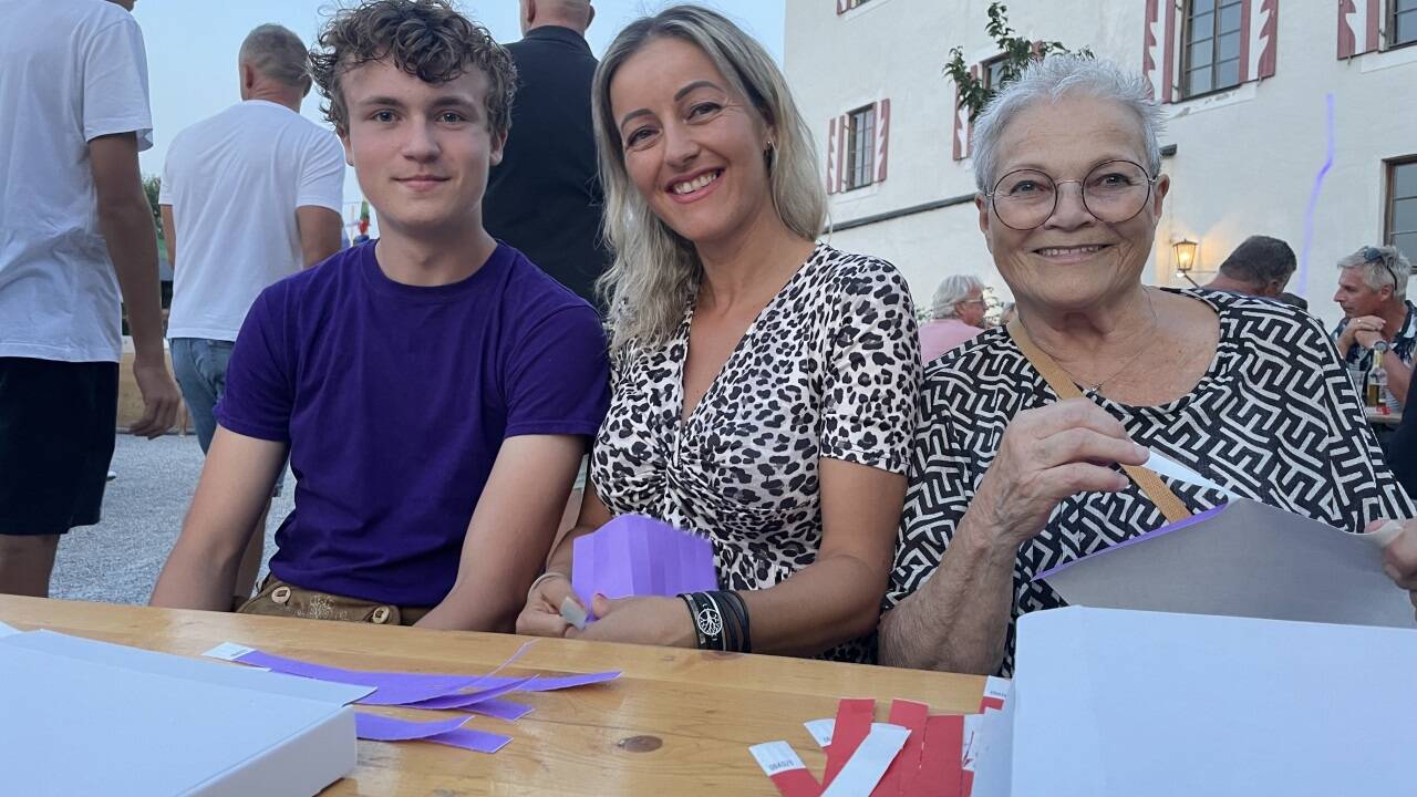 Simon Vodnik, Melanie Bruncic und Dorli Spiegelberger begrüßten die Gäste zur italienischen Nacht auf dem Schlossberg. 