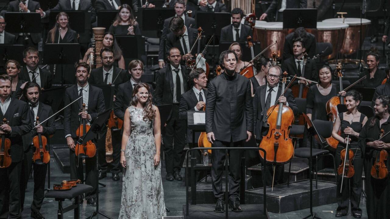 Solistin Regula Mühlemann und Teodor Currentzis mit Utopia nach Mahlers Vierter 