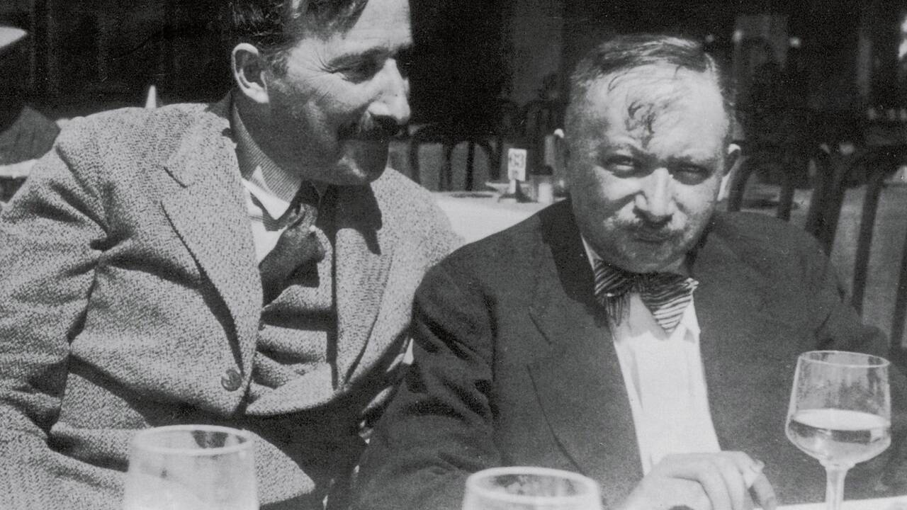 Stefan Zweig (l.) und Joseph Roth. Das Bild entstand in Ostende, Belgien, im Jahr 1936.  