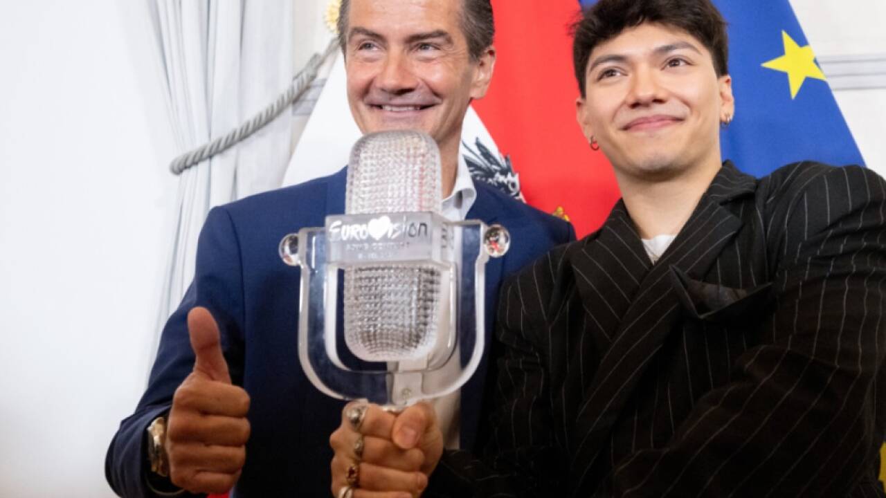 ORF-Generaldirektor Roland Weißmann mit ESC-Sieger JJ. Ob der Eurovision Song Contest 2026 in Innsbruck oder Wien stattfindet, gibt der ORF am Mittwoch bekannt.  