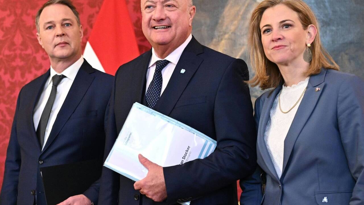 Babler, Stocker, Meinl-Reisinger: Die Dreierkoalition debattiert mit der anstehenden Erhöhung der Pensionen und dem eigentlich schon paktierten Gehaltsabschluss für den öffentlichen Dienst brisante Themen.  