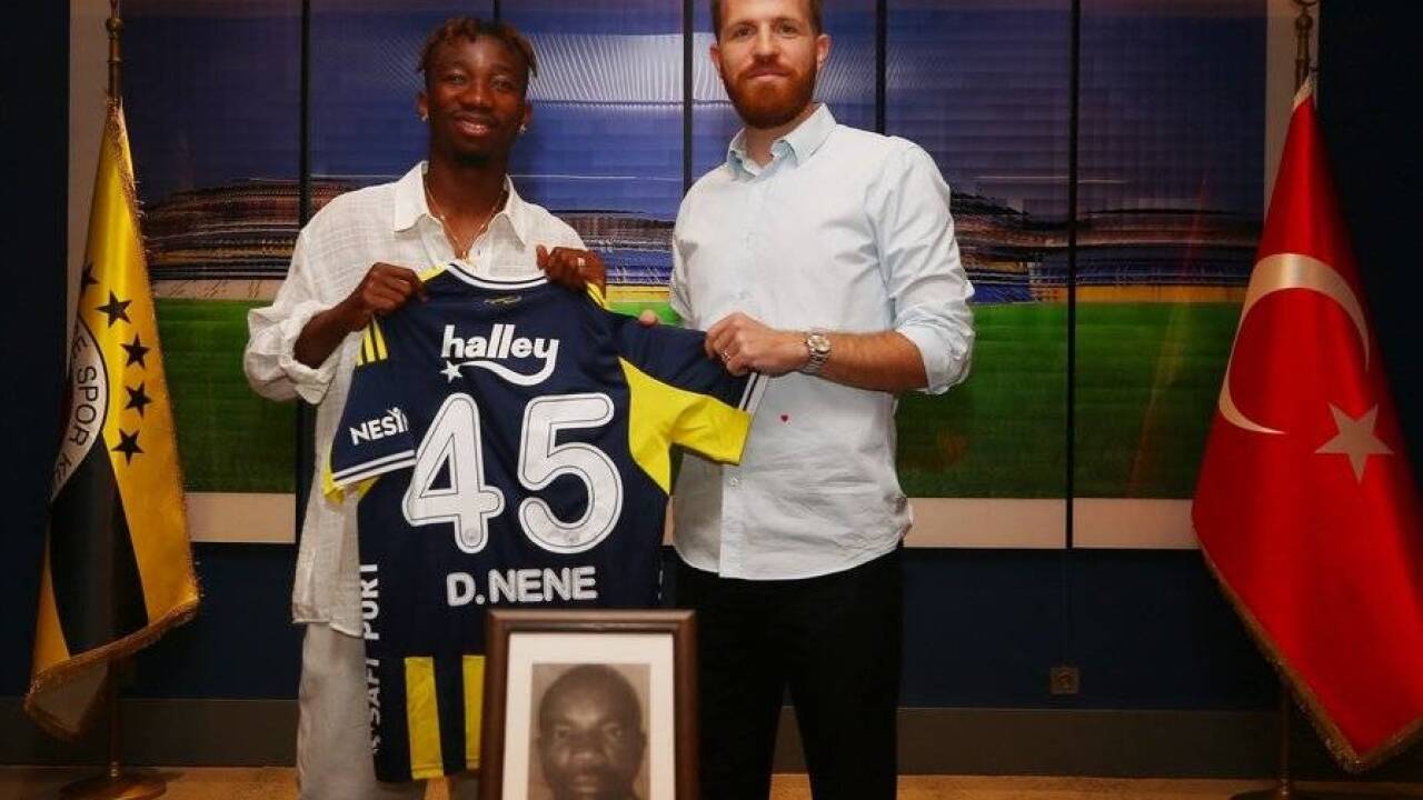 Auch bei Fenerbahçe trägt Dorgeles Nene die Nummer 45. 