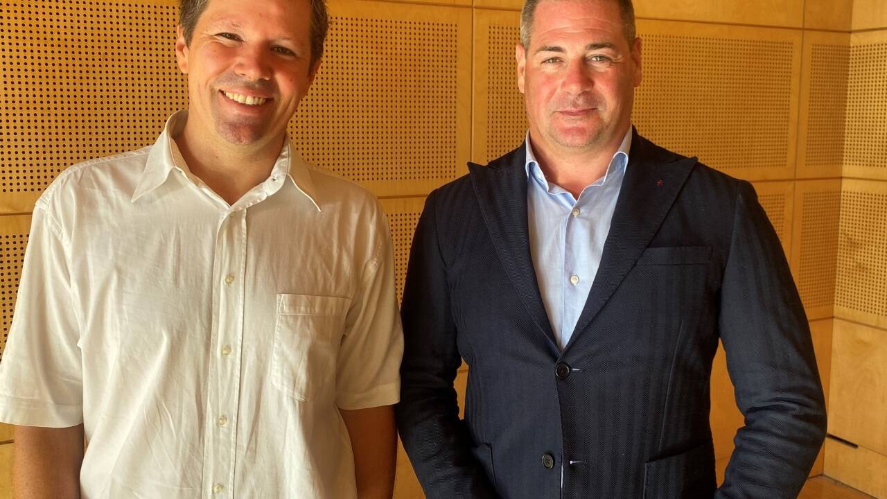 Der Direktor der Volksschule Schwarzstraße, Christoph Sebald, und Insel-Präsident René Neusser möchten örtlich zusammenwachsen.  