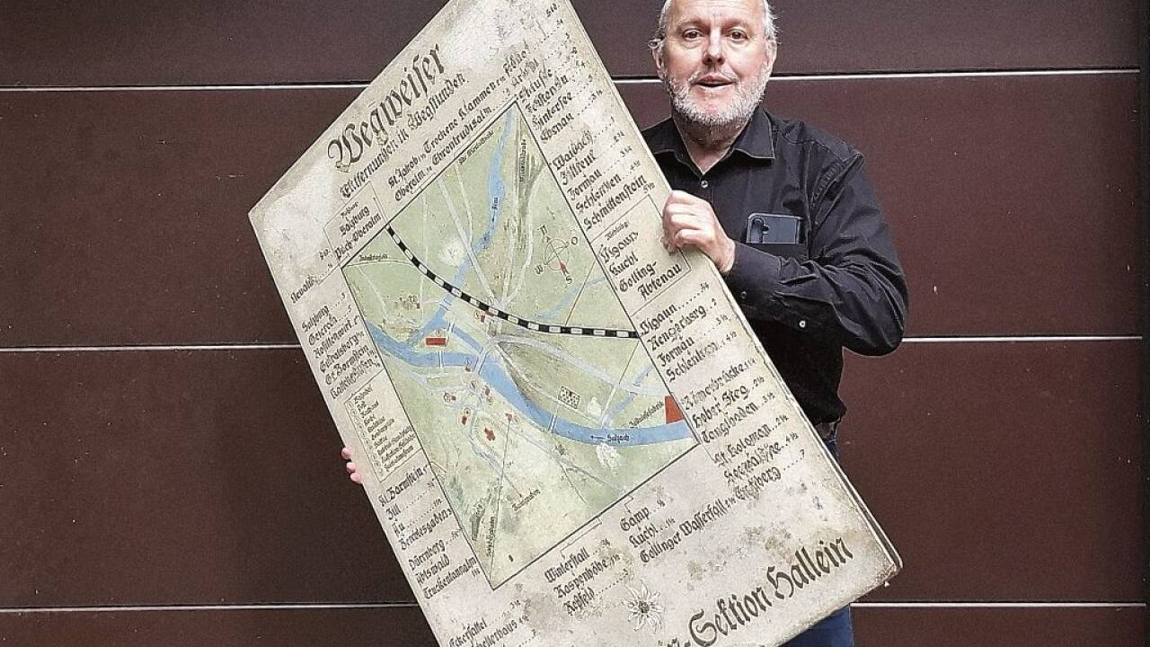 Michael Neureiter sucht den Ort, wo der gut 70 Jahre alte Wegweiser ursprünglich gestanden haben könnte. Bild: sw/michael neureiter  Michael Neureiter sucht den Ort, wo der gut 70 Jahre alte Wegweiser ursprünglich gestanden haben könnte. Bild: sw/michael neureiter