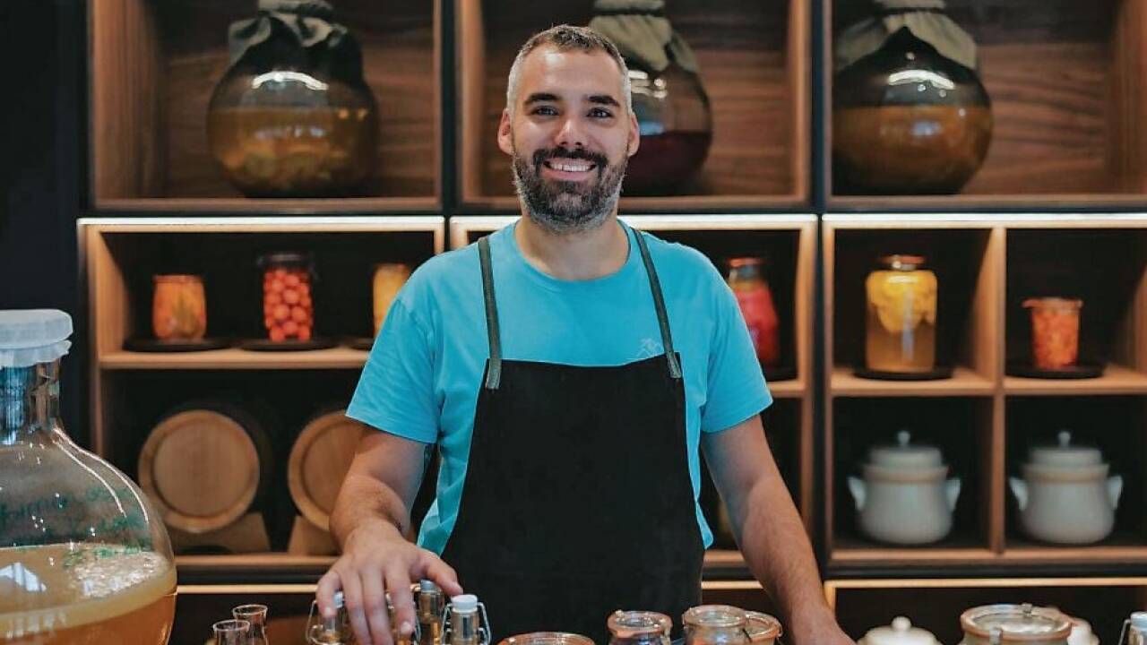 Thomas Hollaus mit seinen fermentierten Schätzen. 