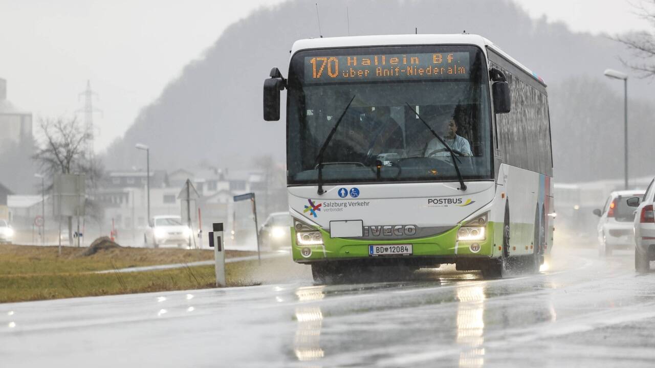 Der Pkw der 51-Jährigen kollidierte mit dem Heck des Busses (Symbolbild). 