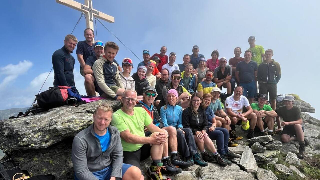 34 Männer und Frauen bewältigten gemeinsam den Aufstieg mit dem neuen Gipfelkreuz samt Zubehör auf das Waldhorn. 34 Männer und Frauen bewältigten gemeinsam den Aufstieg mit dem neuen Gipfelkreuz samt Zubehör auf das Waldhorn.