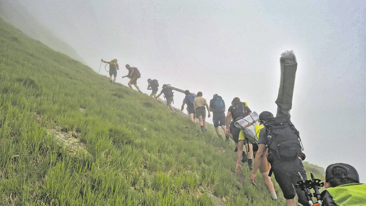 34 Männer und Frauen bewältigten gemeinsam den Aufstieg mit dem neuen Gipfelkreuz samt Zubehör auf das Waldhorn. 34 Männer und Frauen bewältigten gemeinsam den Aufstieg mit dem neuen Gipfelkreuz samt Zubehör auf das Waldhorn.