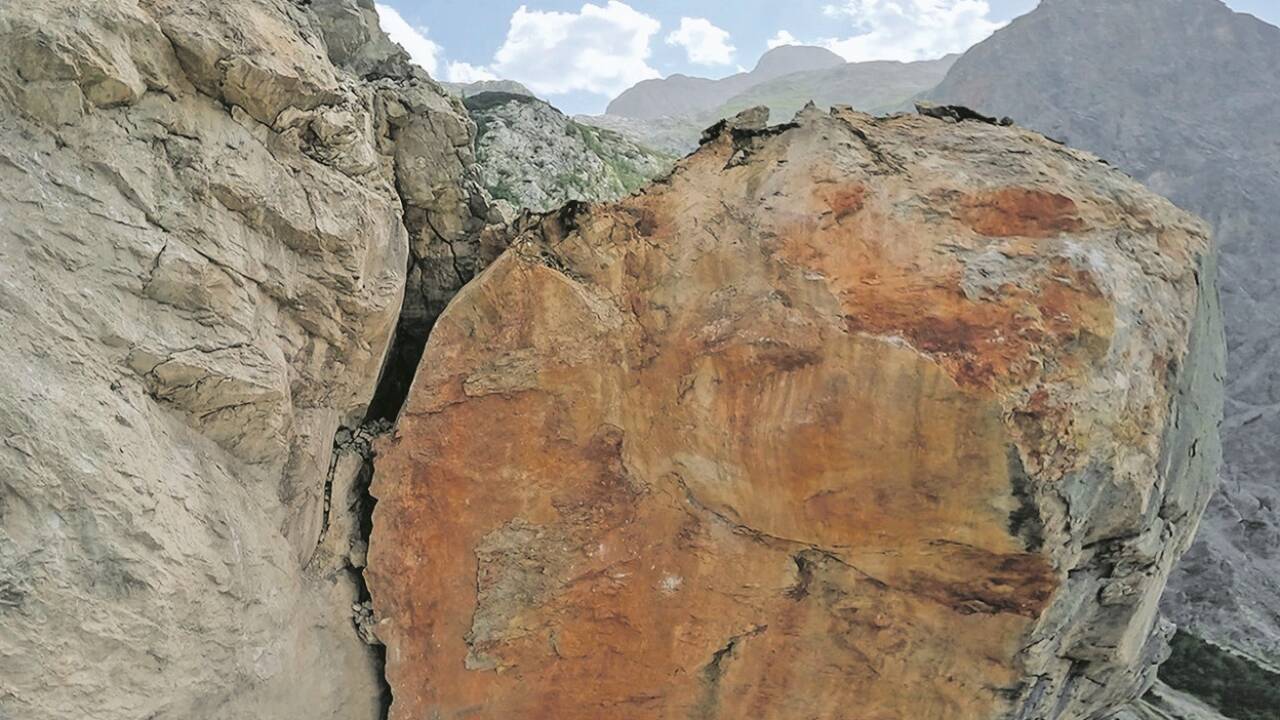 Die Drohnenaufnahmen ermöglichen einen Blick auf den gigantischen Riss im Fels. 