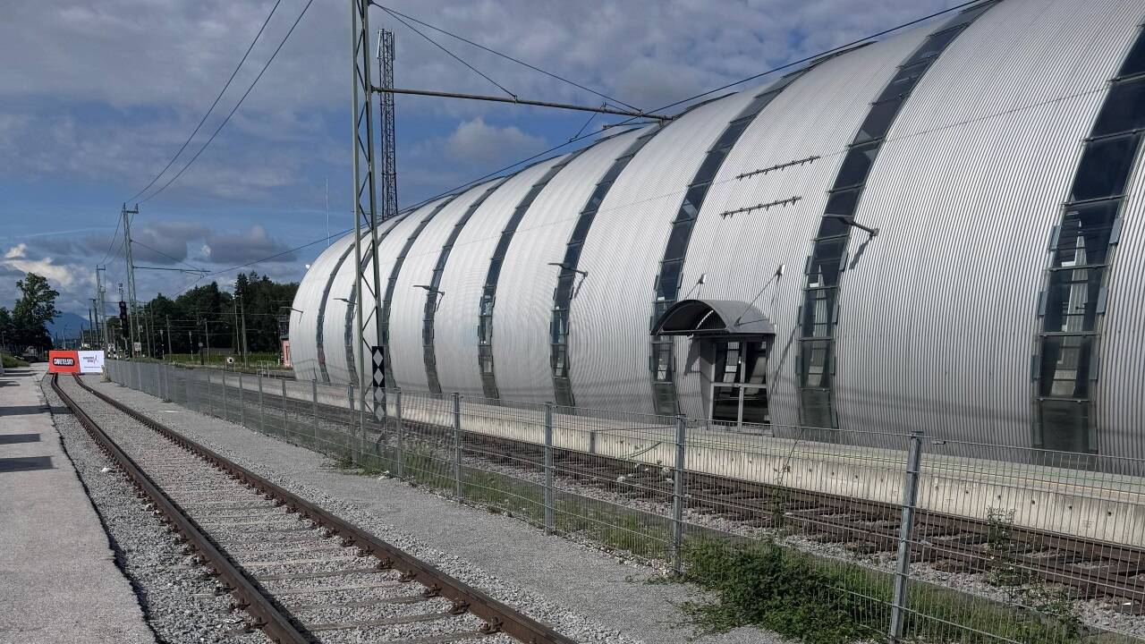 Am Bahnhof in Trimmelkam in St. Pantaleon ist ein Ladegleis samt Verladelampe errichtet worden. Für den Güterverkehr auf der Salzburger Lokalbahn ein Hoffnungsschimmer.  