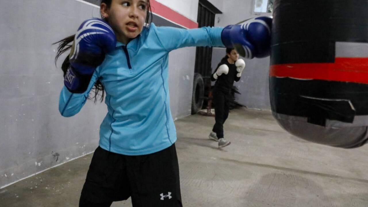 Junge algerische Boxerin beim Training 