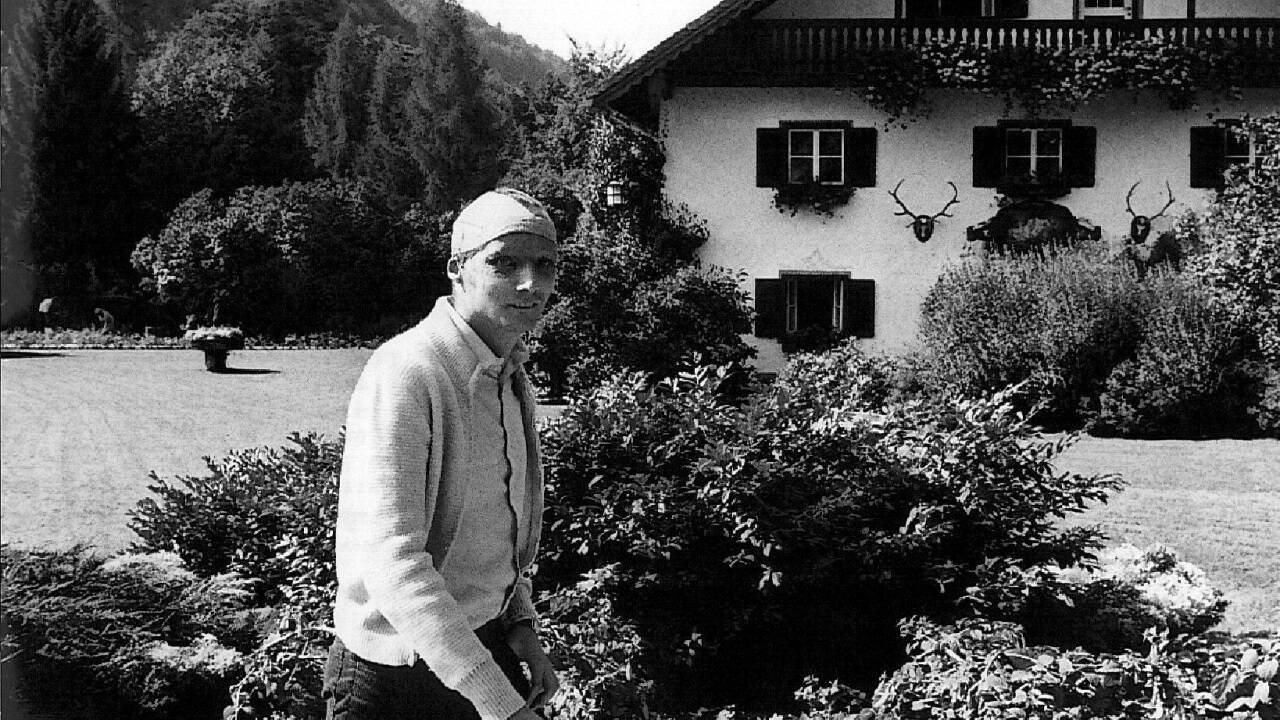 Niki Lauda im Jahr 1976, als er sich nach dem Nürburgring-Unfall erstmals der Öffentlichkeit präsentierte. Niki Lauda im Jahr 1976, als er sich nach dem Nürburgring-Unfall erstmals der Öffentlichkeit präsentierte.