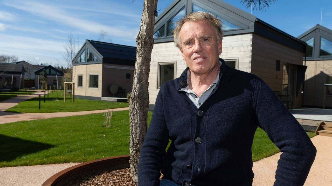 Investor Norbert Kraihamer vor dem Tiny-House-Resort.  
