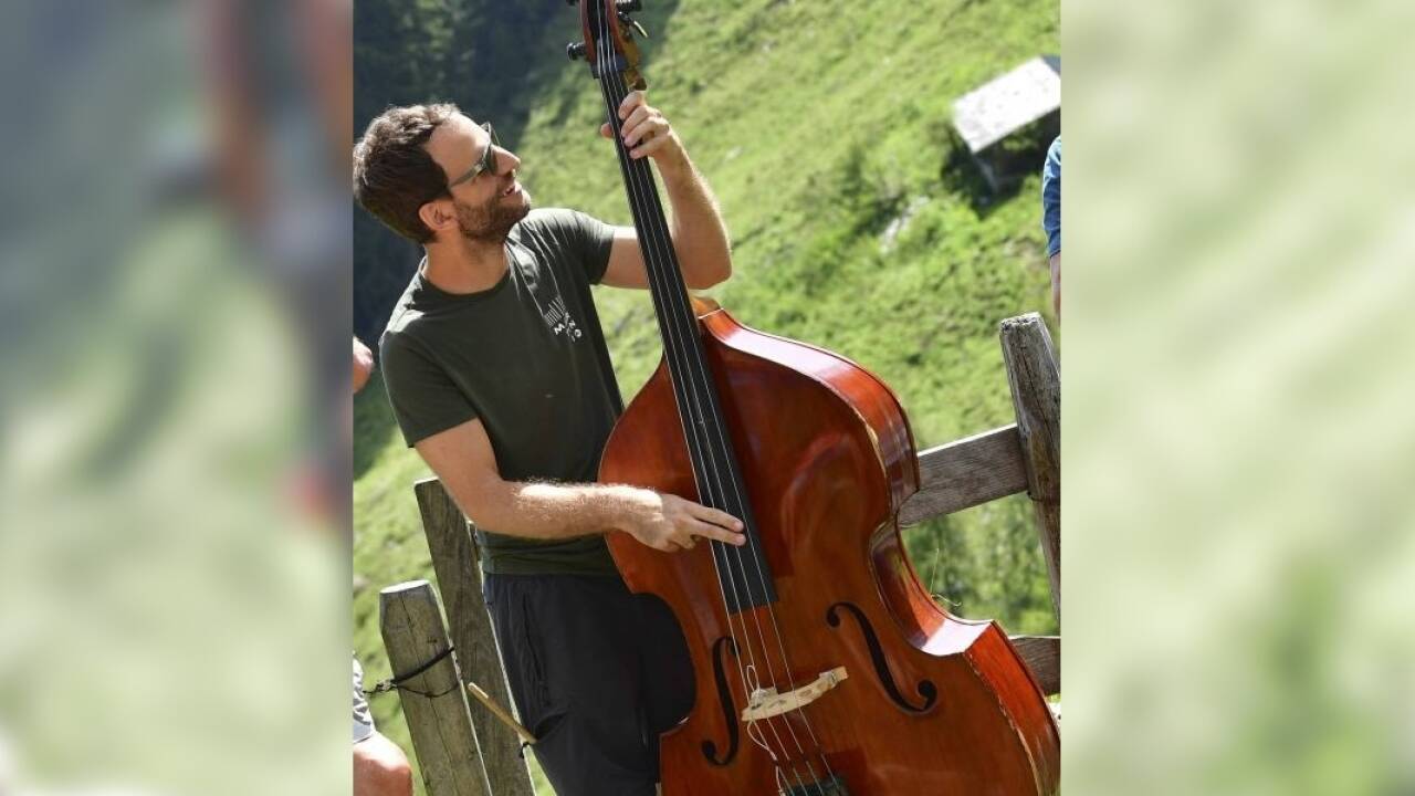 Lukas Kranzelbinder wandert beim Jazzfestival Saalfelden mit Kontrabass &Ouml; 
