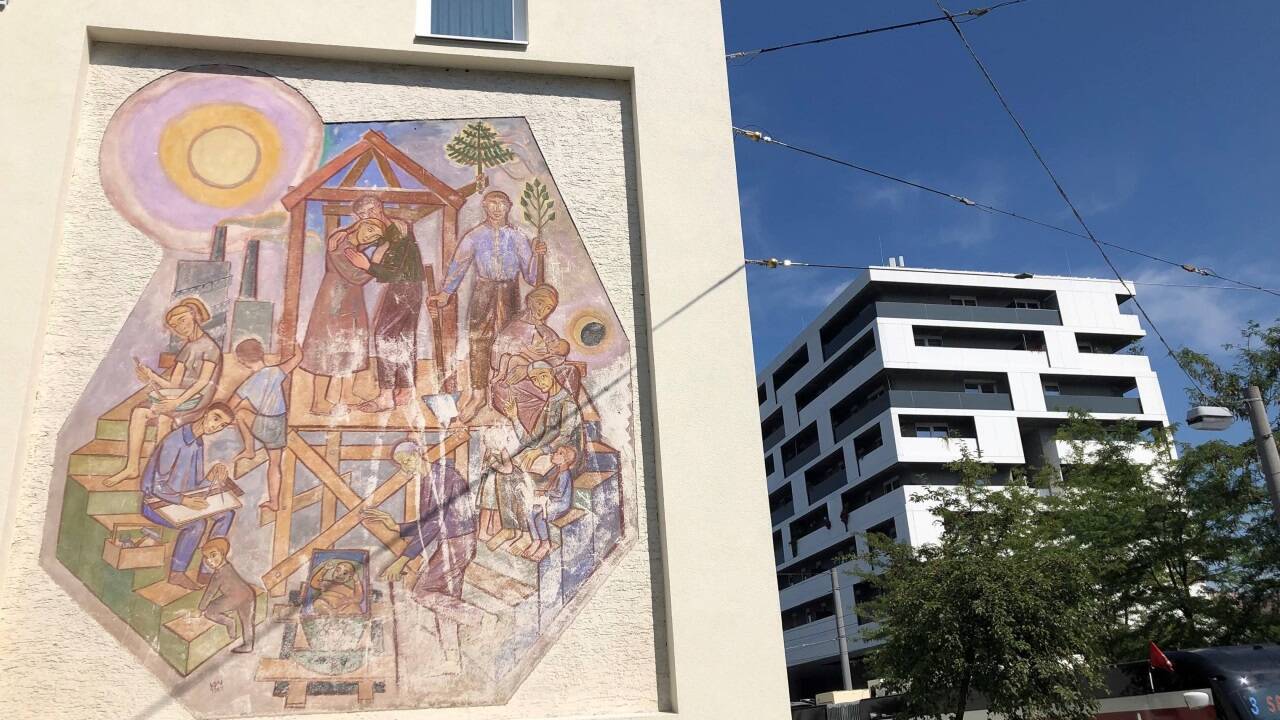 Fresko von Karl Weiser aus 1961 am Haus Thomas-Bernhard-Straße 2. 