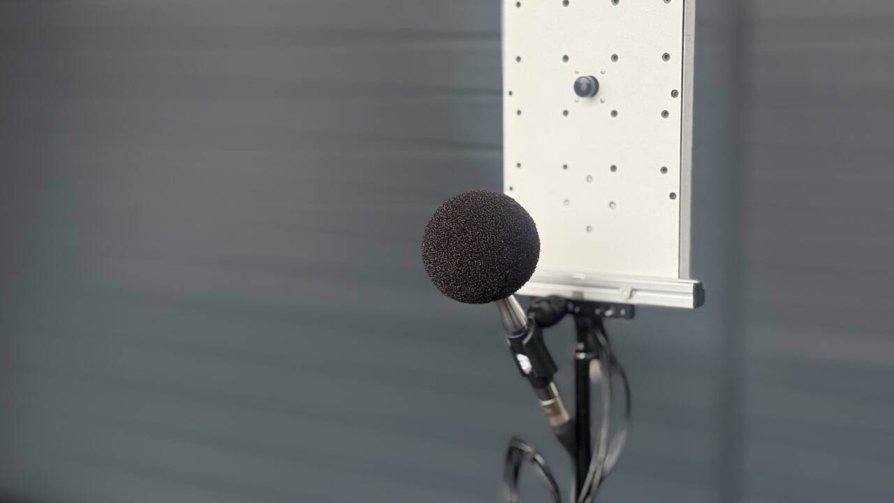 Ein unscheinbar wirkendes Gerät, aber es soll lärmgeplagten Anrainern von Verkehrswegen mehr Ruhe verschaffen. Ein unscheinbar wirkendes Gerät, aber es soll lärmgeplagten Anrainern von Verkehrswegen mehr Ruhe verschaffen.