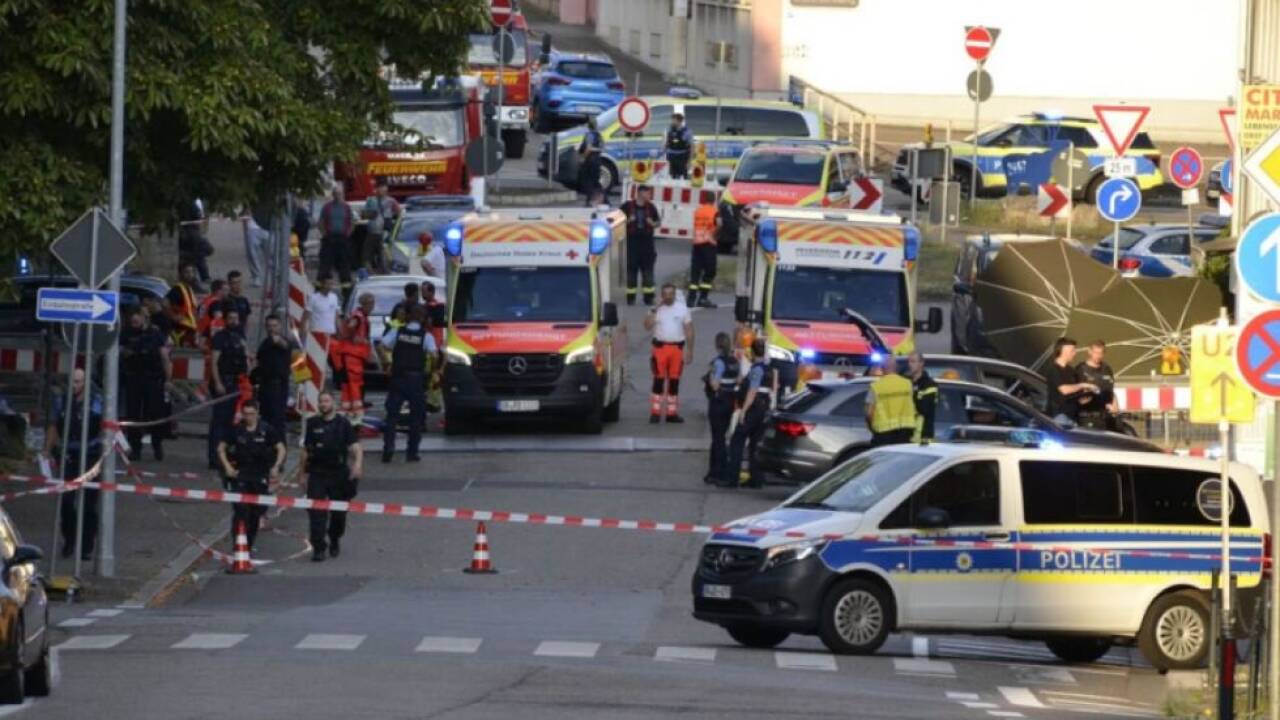 Täter entriss Beamten bei Gerangel die Dienstwaffe 