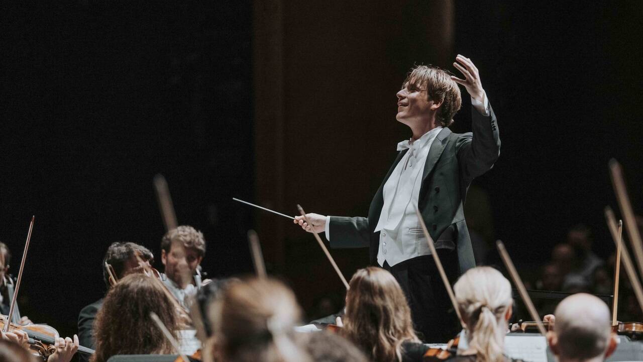 Hat bis in feinste Gefühlsregungen sensibel das Royal Concertgebouw Orchestra im Griff: Dirigent Klaus Mäkelä. Hat bis in feinste Gefühlsregungen sensibel das Royal Concertgebouw Orchestra im Griff: Dirigent Klaus Mäkelä.